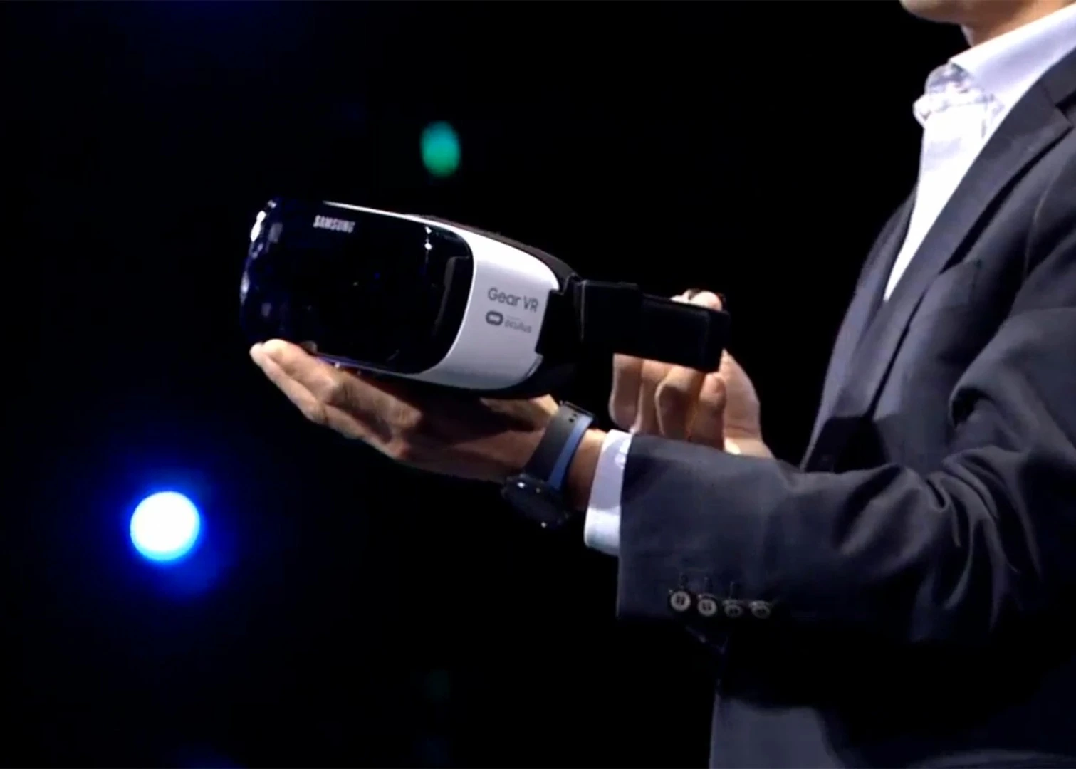 Samsung's Peter Koo shows off the new Gear VR