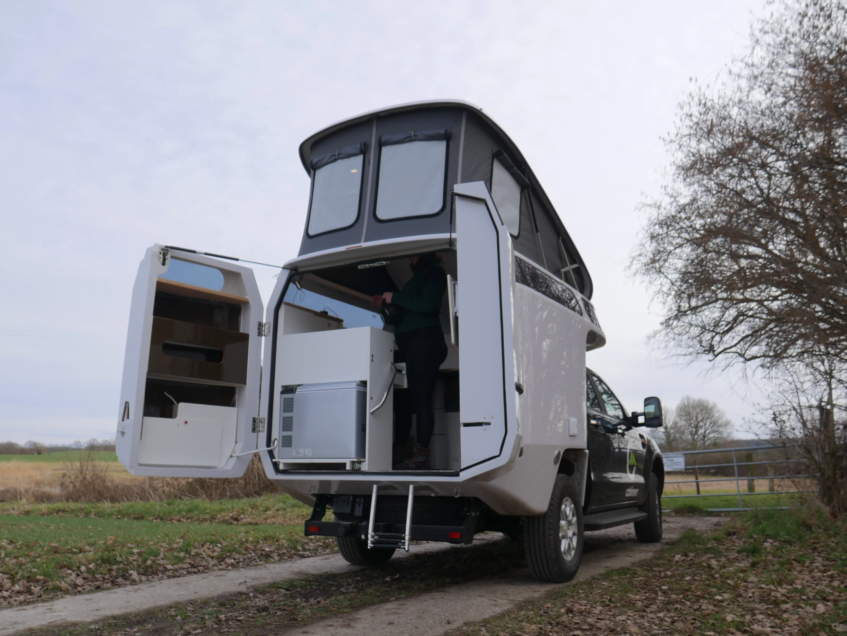 Cabineer presents a camper made from flax and cork