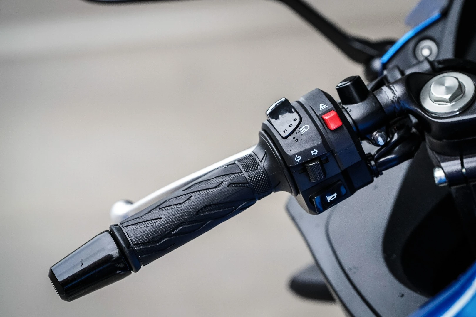 Suzuki GSX250R: left switchgear