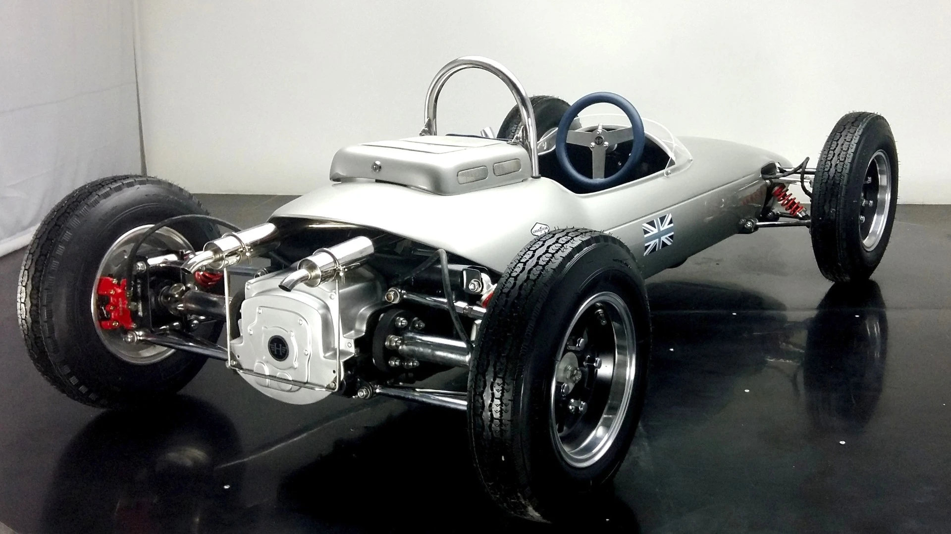 The HG F1 is blessed with four-wheel disc brakes with four-pot calipers (with dual circuit, bias-adjustable hydraulics), fully-independent and fully adjustable suspension on each corner, limited slip differential and Harrington even developed its own cross-ply tires to enhance the sixties-style handling characteristics