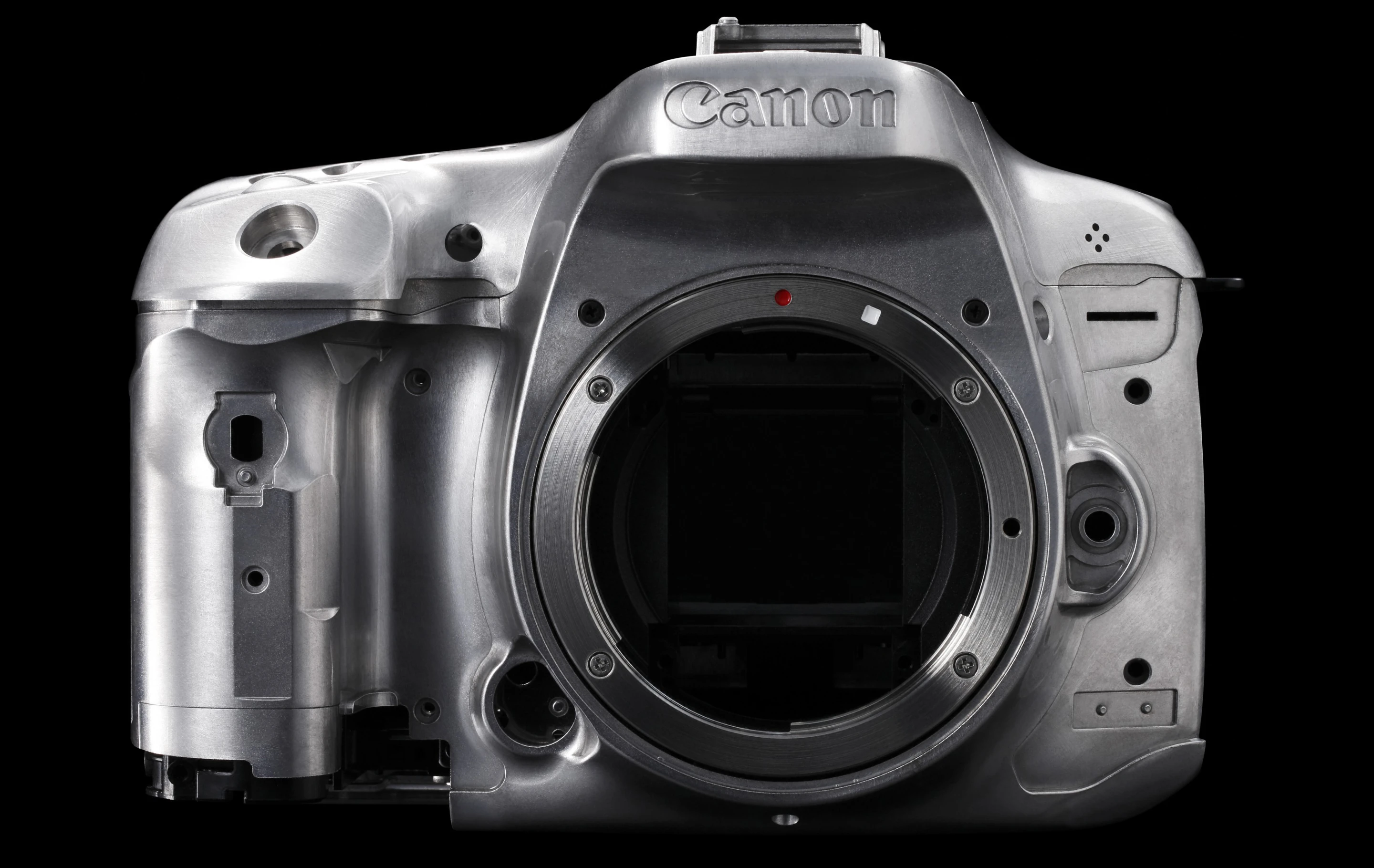 The Canon EOS 7D Mark II features a tough magnesium alloy chassis