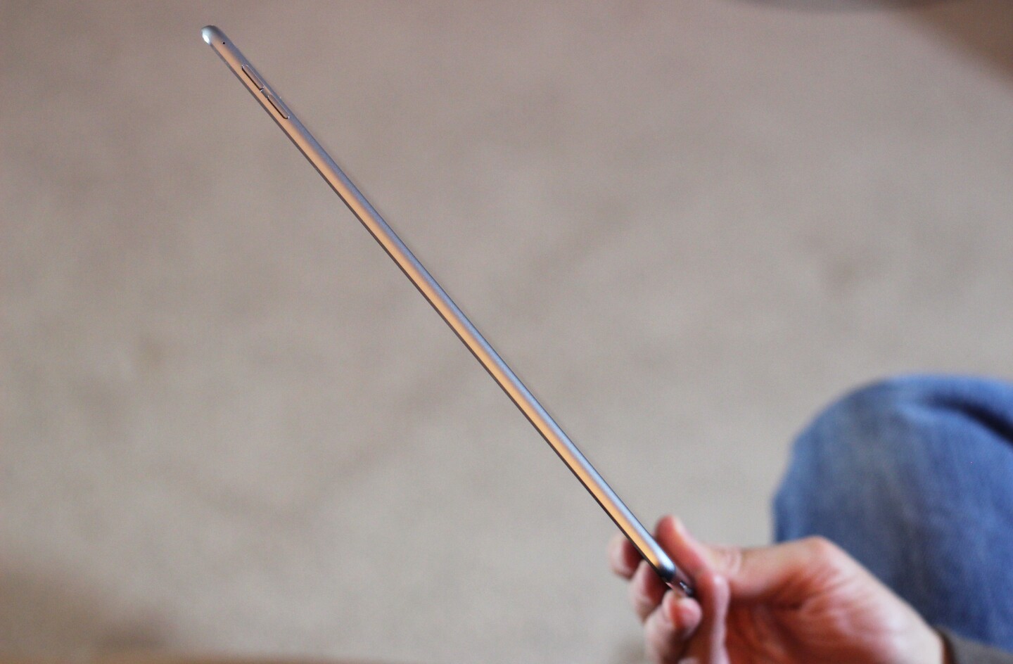 Wow ... just 6.1 mm (0.24-in) thick (Photo: Will Shanklin/Gizmag.com)