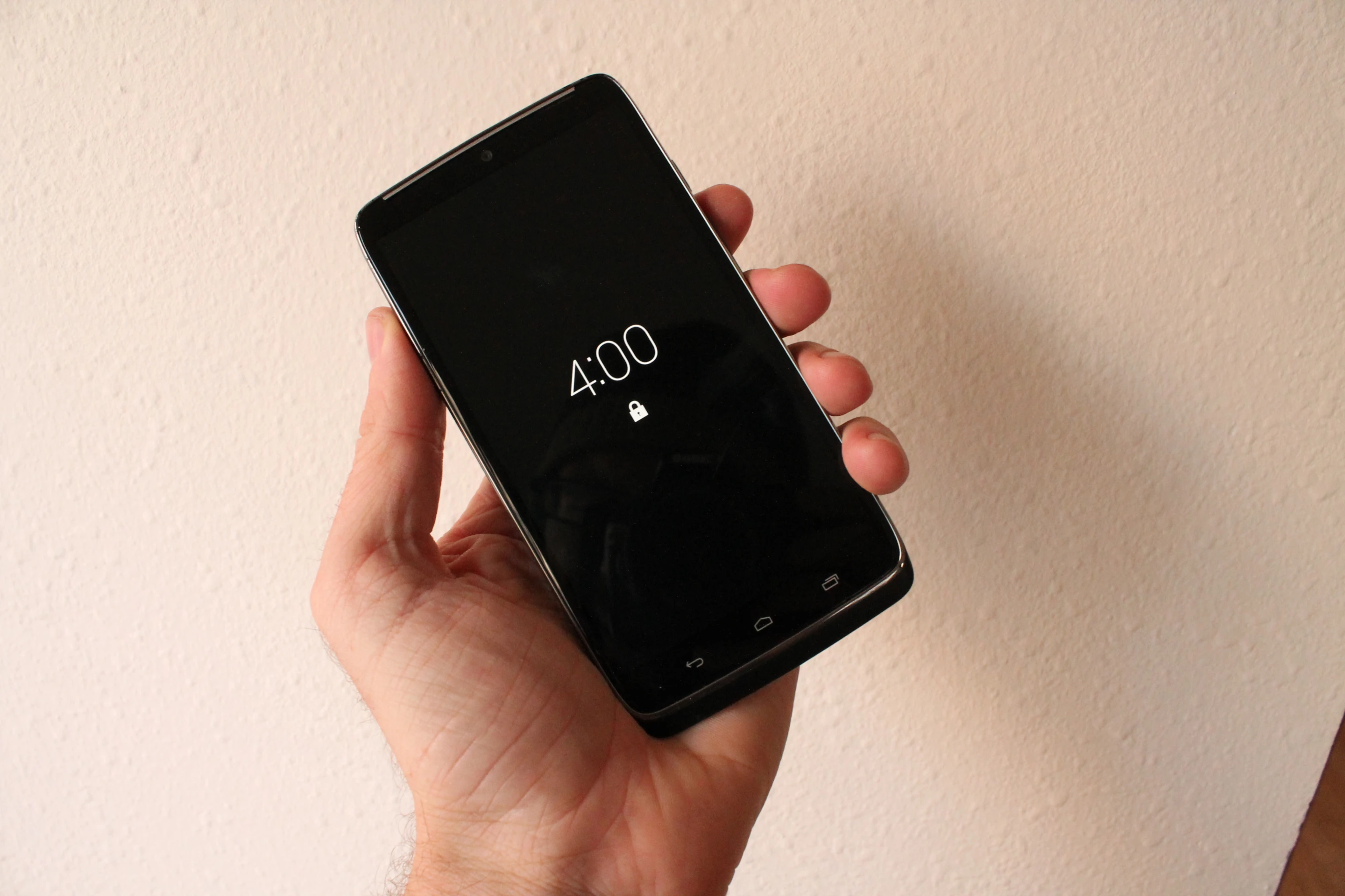 The Droid Turbo feels won't slip in the hand (Photo: Eric Mack/Gizmag.com)