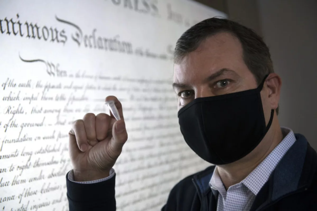 The US Declaration of Independence and the UCI seal were transcribed to a solution of TNA and then recovered