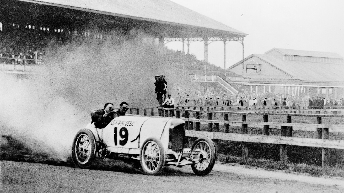 The fastest cars in history: Barney Oldfield entertained spectators all over America with his antics in the remarkable, record-breaking "Lightning-Benz"