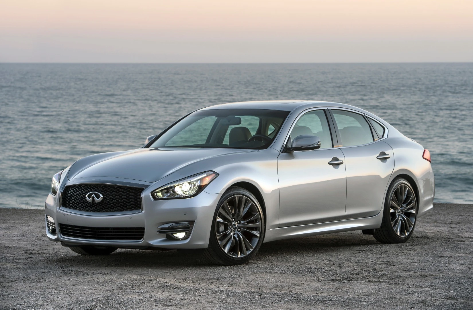 On the outside, the 2017 Infiniti Q70 is a beautiful car