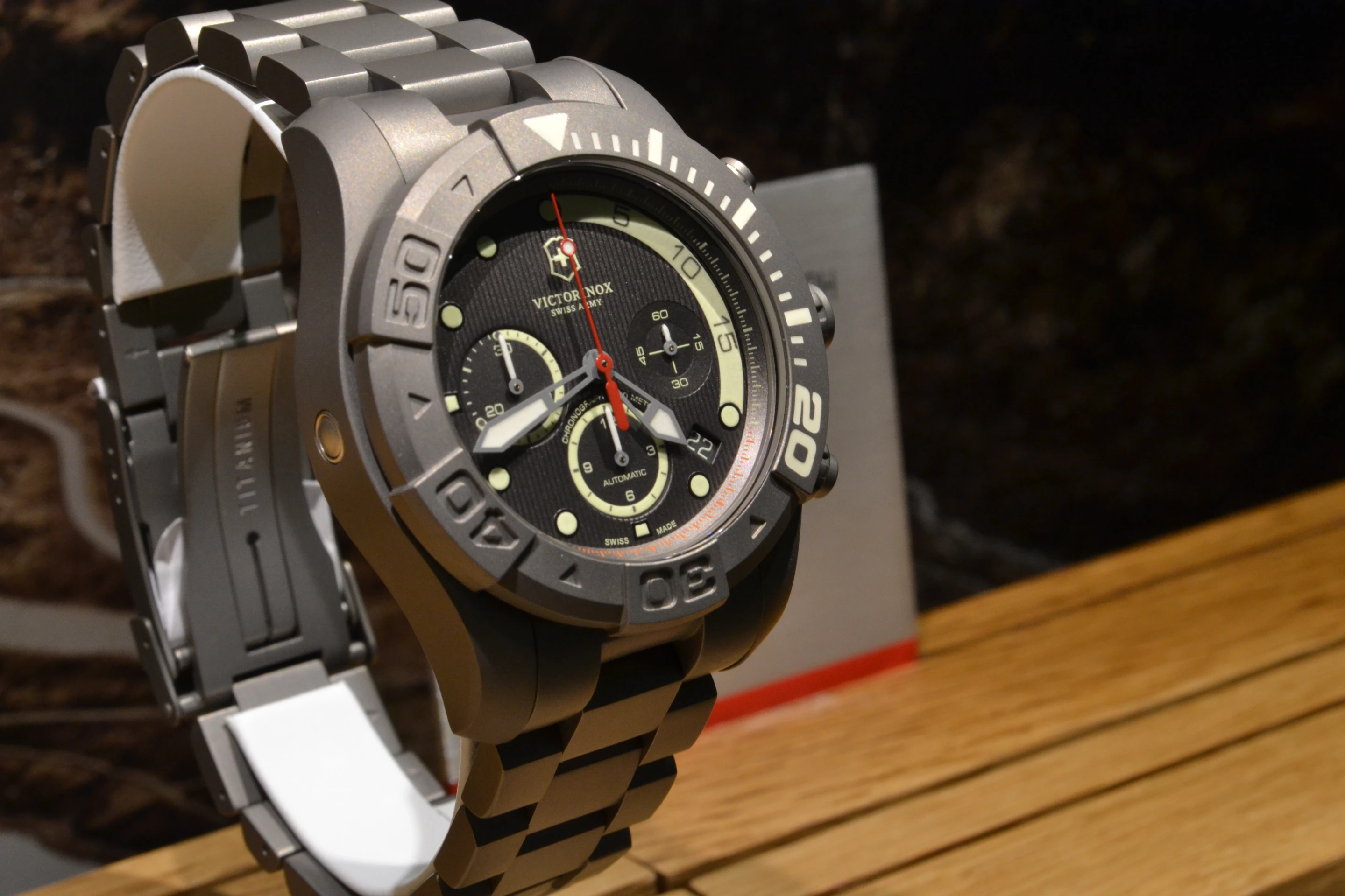 A helium valve has been included at the 9 o'clock position in the middle of the case
