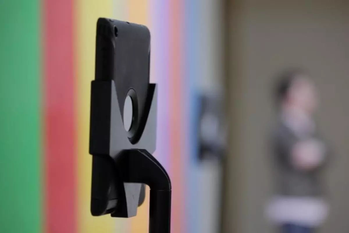 The Double docks an iPad and moves it up and down