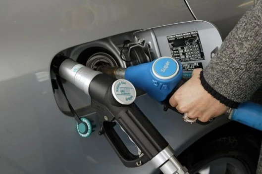 Refueling both tanks simultaneously