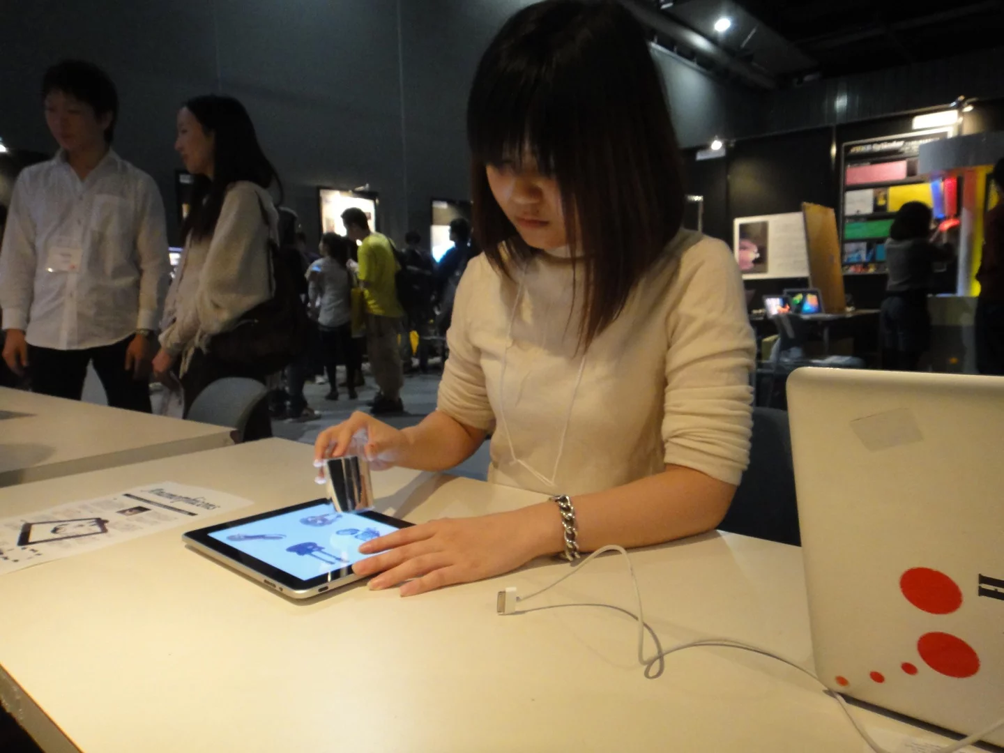 iPad anamorphicons with 3D display device (Photo: DigInfo)