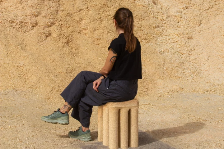 Briket features a simple unpainted design