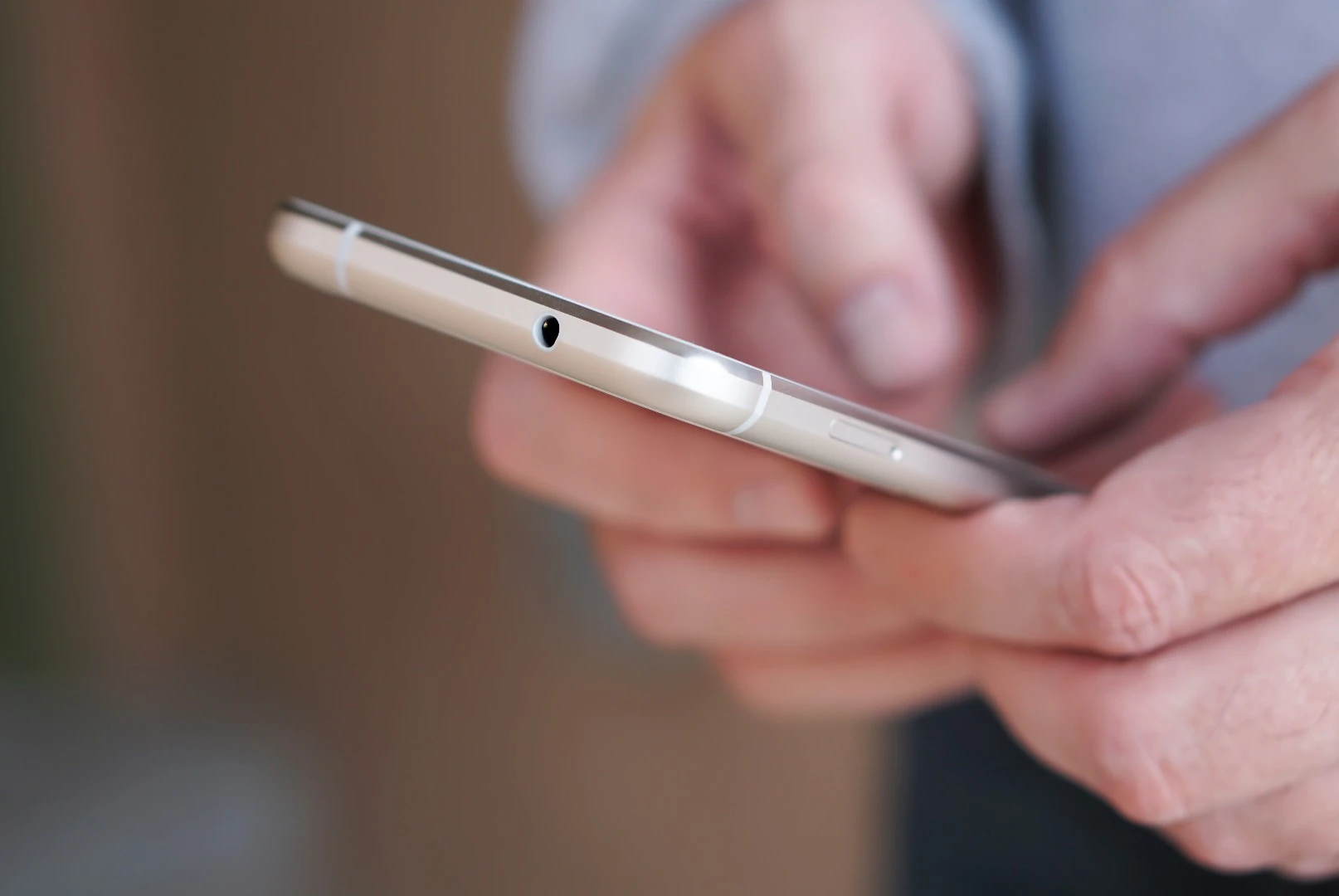 At 7.3 mm, the Pixel XL is the same thickness as the iPhone 7 Plus