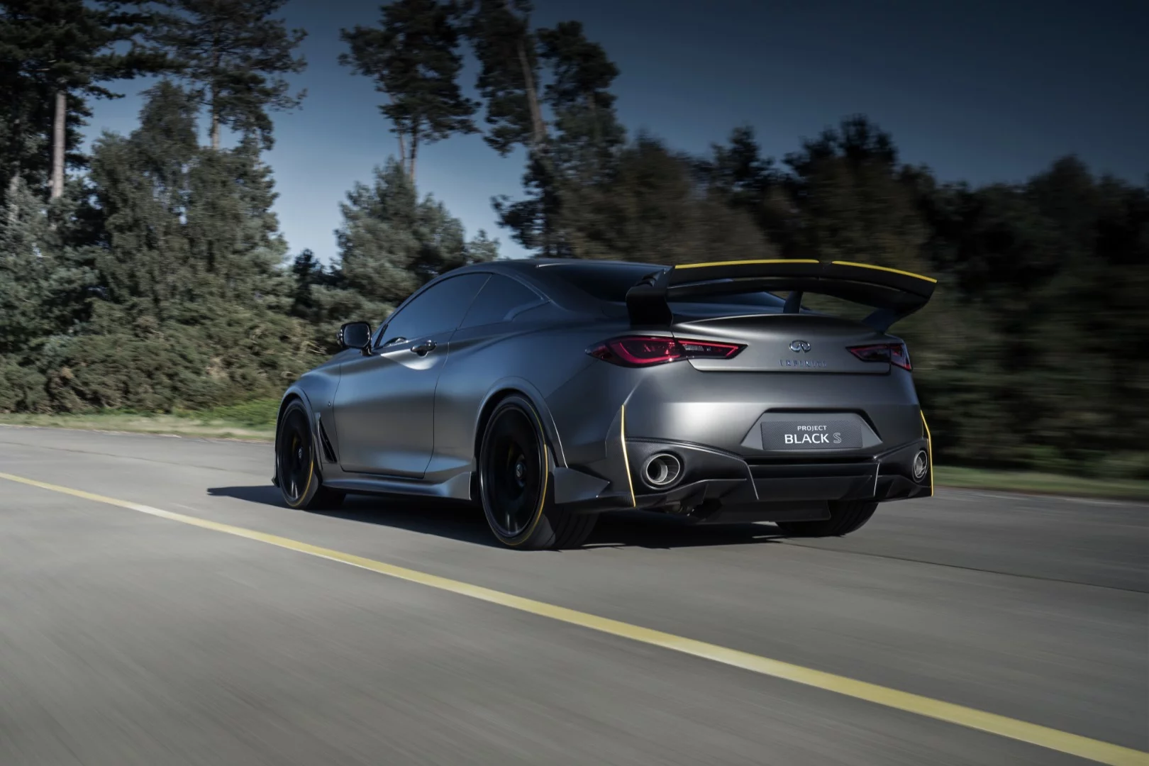 All the yellow accents tie the look with Renault Sport Formula One