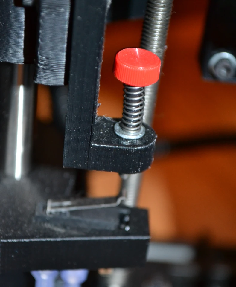 A thumbscrew is used to make nozzle height adjustments