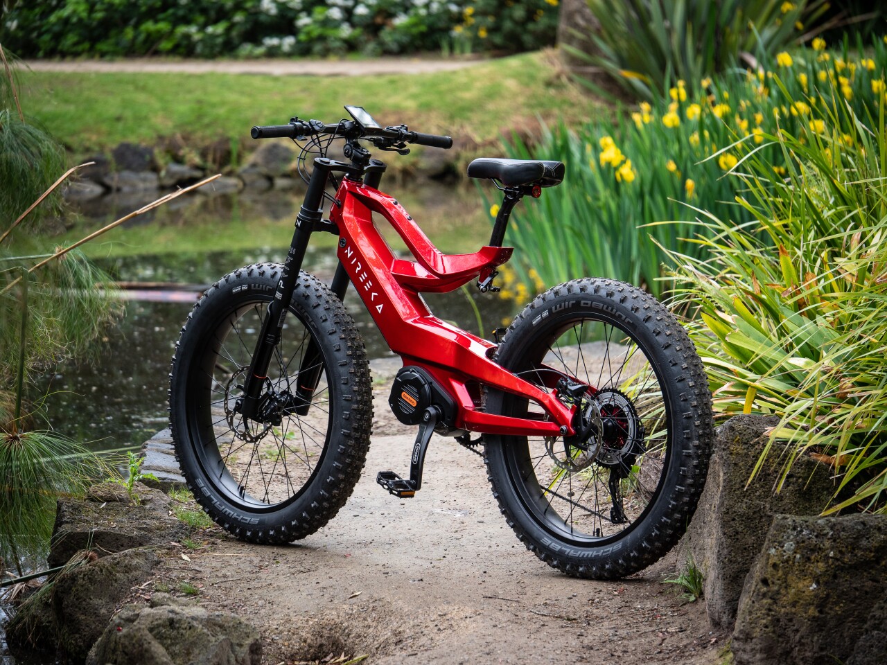 Giant 26 x 4" fat tires give the Prime plenty of confidence on loose and soft terrain. It's gonna be brilliant on a beach cruise, and this Pearlized Red paint job looks amazing