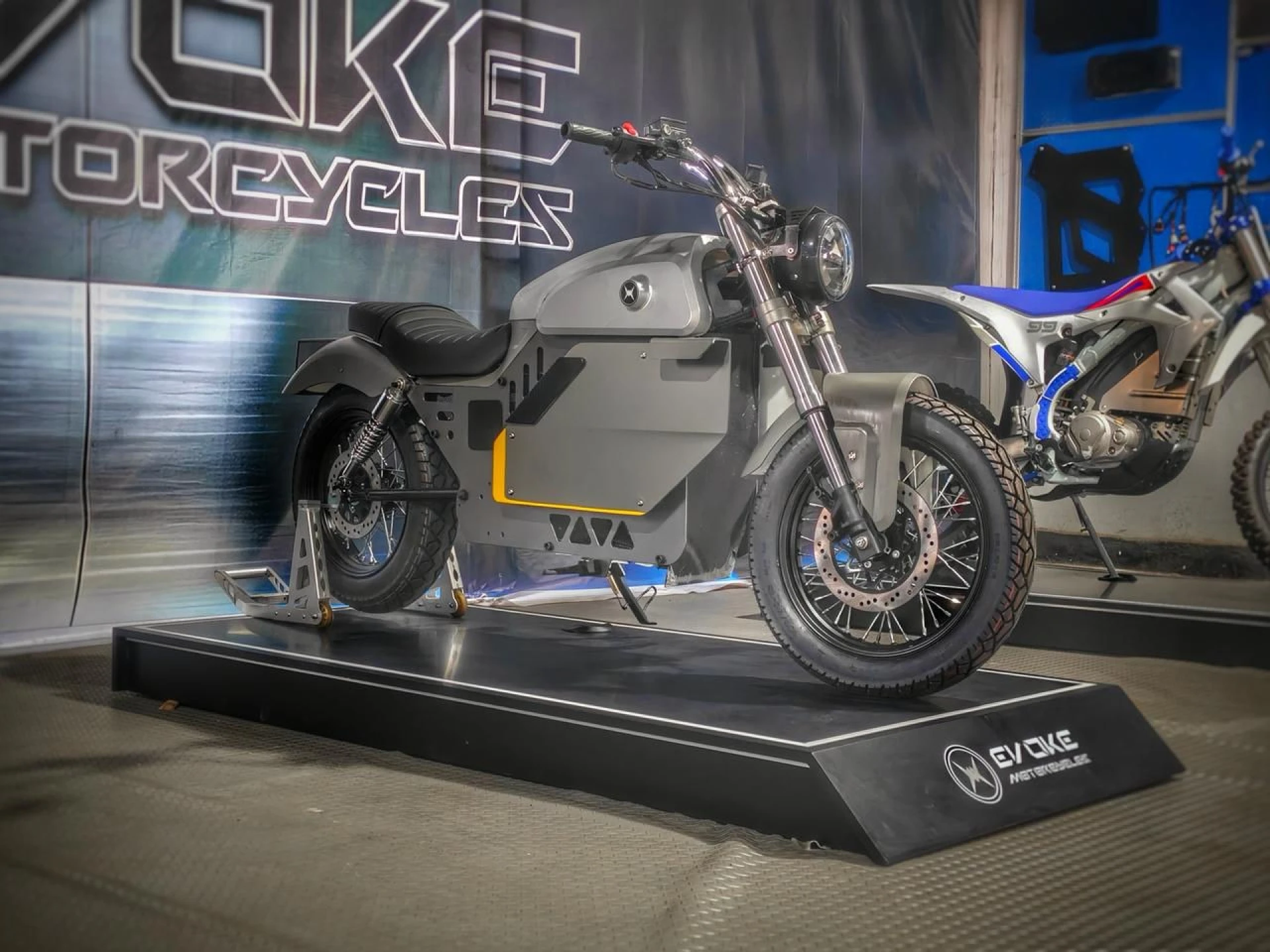 Le Nrgy promet une vitesse de pointe de 75 mph (120 km/h). (Source : Motos Evoke)