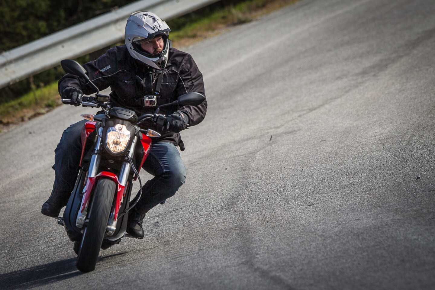 2015 Zero SR: not up to sportsbike levels, but still a weapon in the twisties (Photo: Andrew Wheeler/AutoMotoPhoto.com)