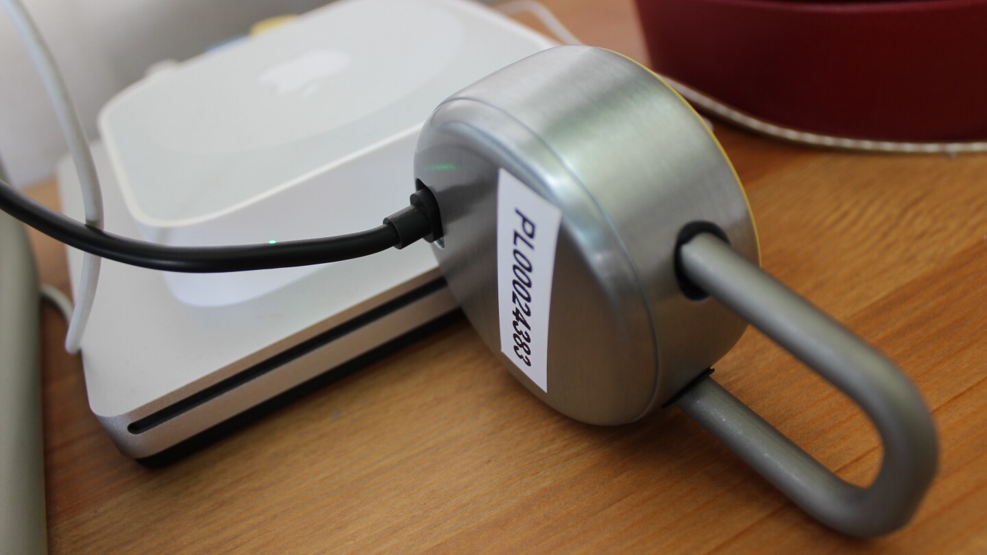 Charging of the battery is done via USB (Photo: Ben Coxworth/Gizmag.com)