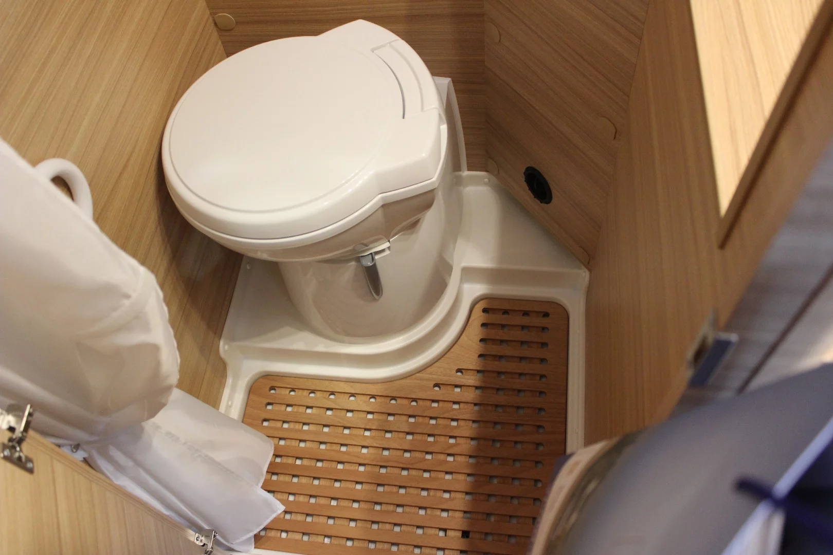 Inside the Sunlight Cliff 640 bathroom