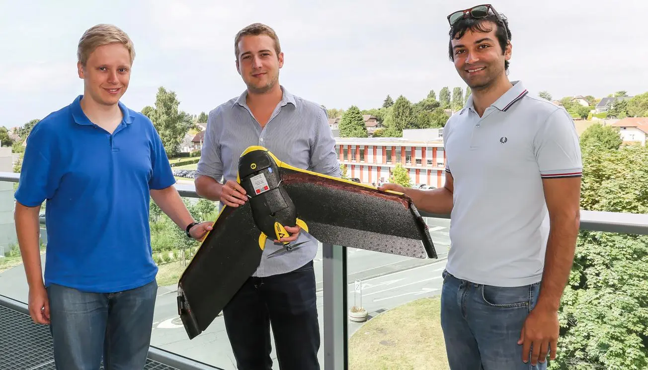 The EPFL students also developed an interface that allows those on the ground to track the aircraft in real time (Photo: Alain Herzog)