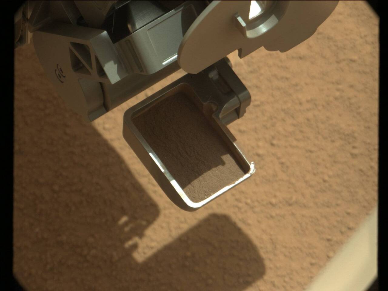 Curiosity was collecting soil samples when the object was sighted (Image: NASA/JPL-Caltech/LAN)