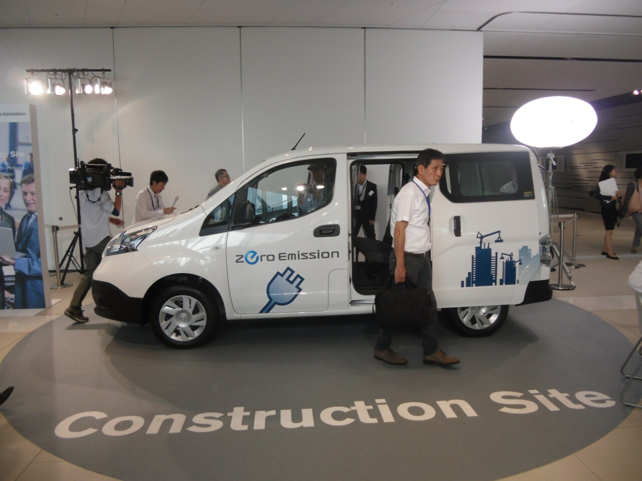 One proposed use for the e-NV-200 is on a construction site where it can power external equipment such as lighting (Photo: Meiko Katahira)