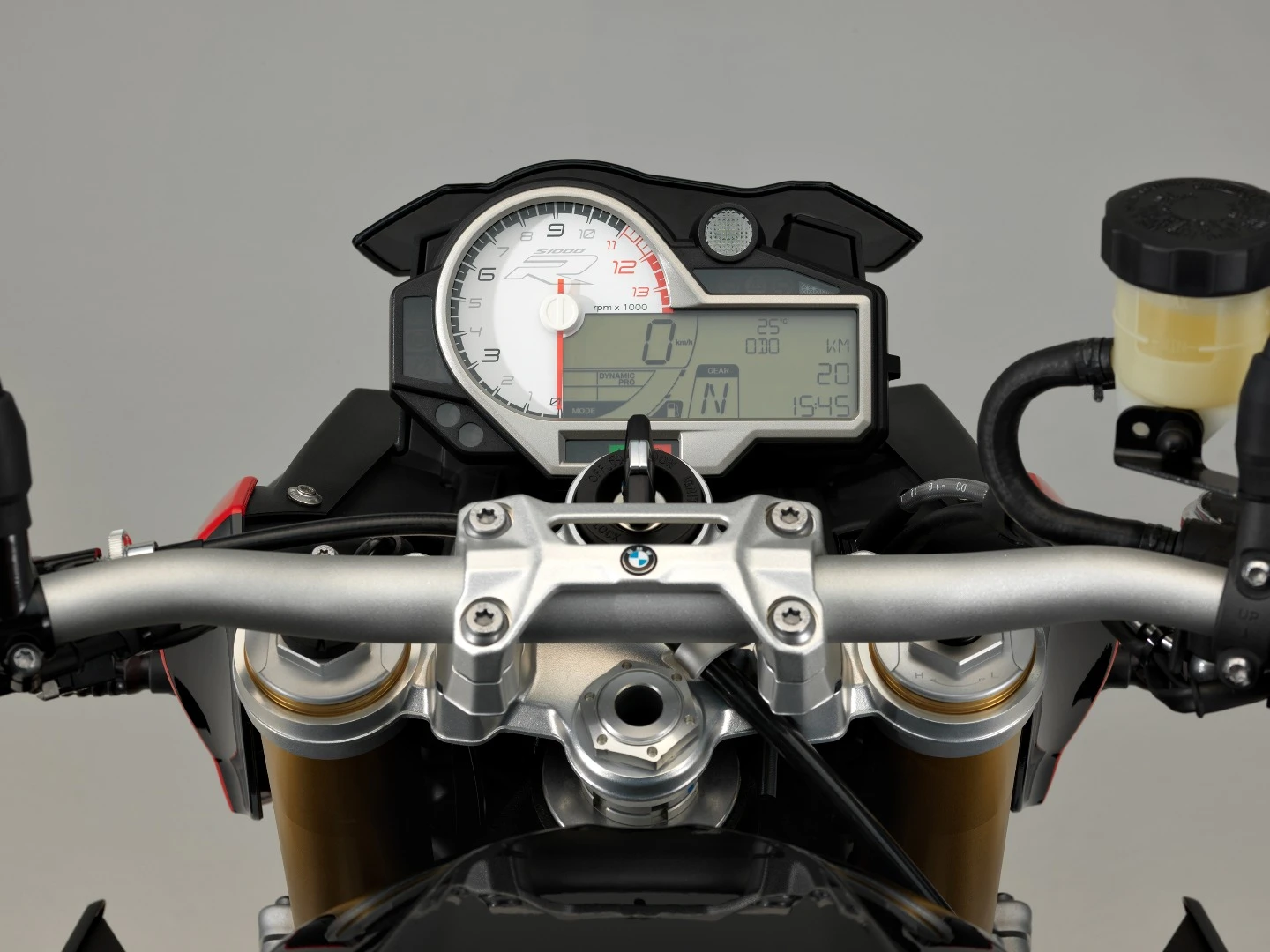 2017 BMW S1000R: dash is terrific and now shows external temperature
