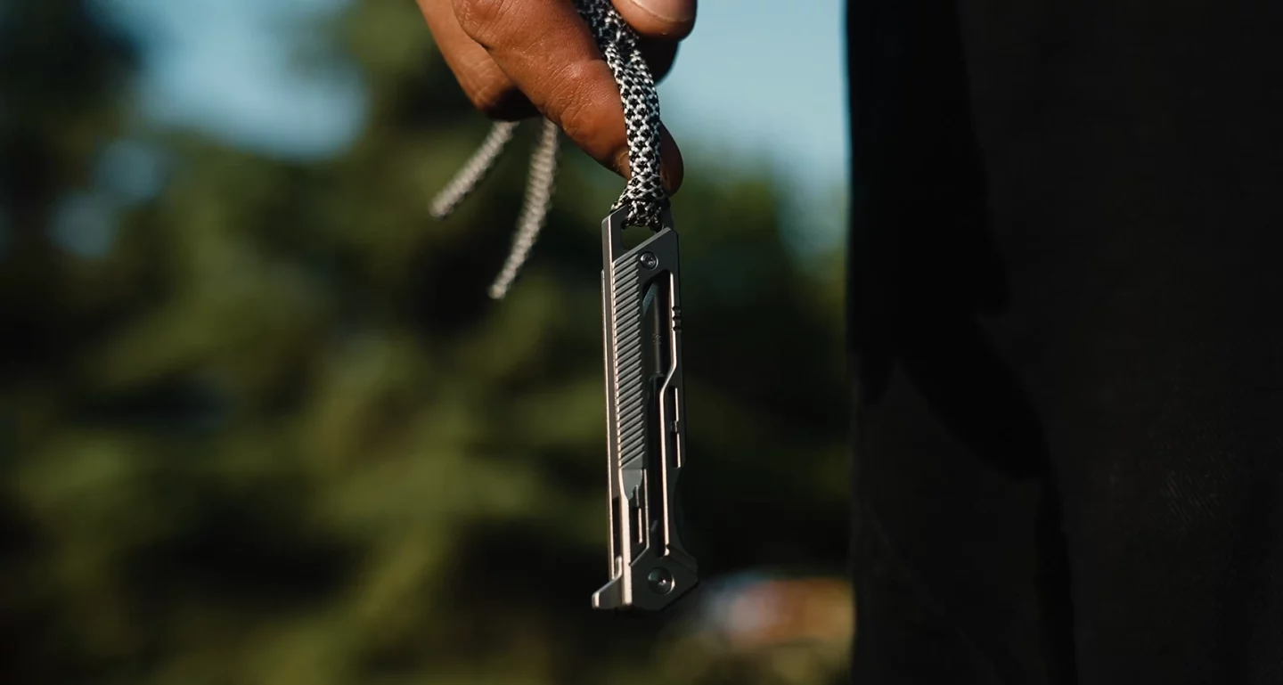 The Comandi TI Knife is a compact and lightweight everyday carry