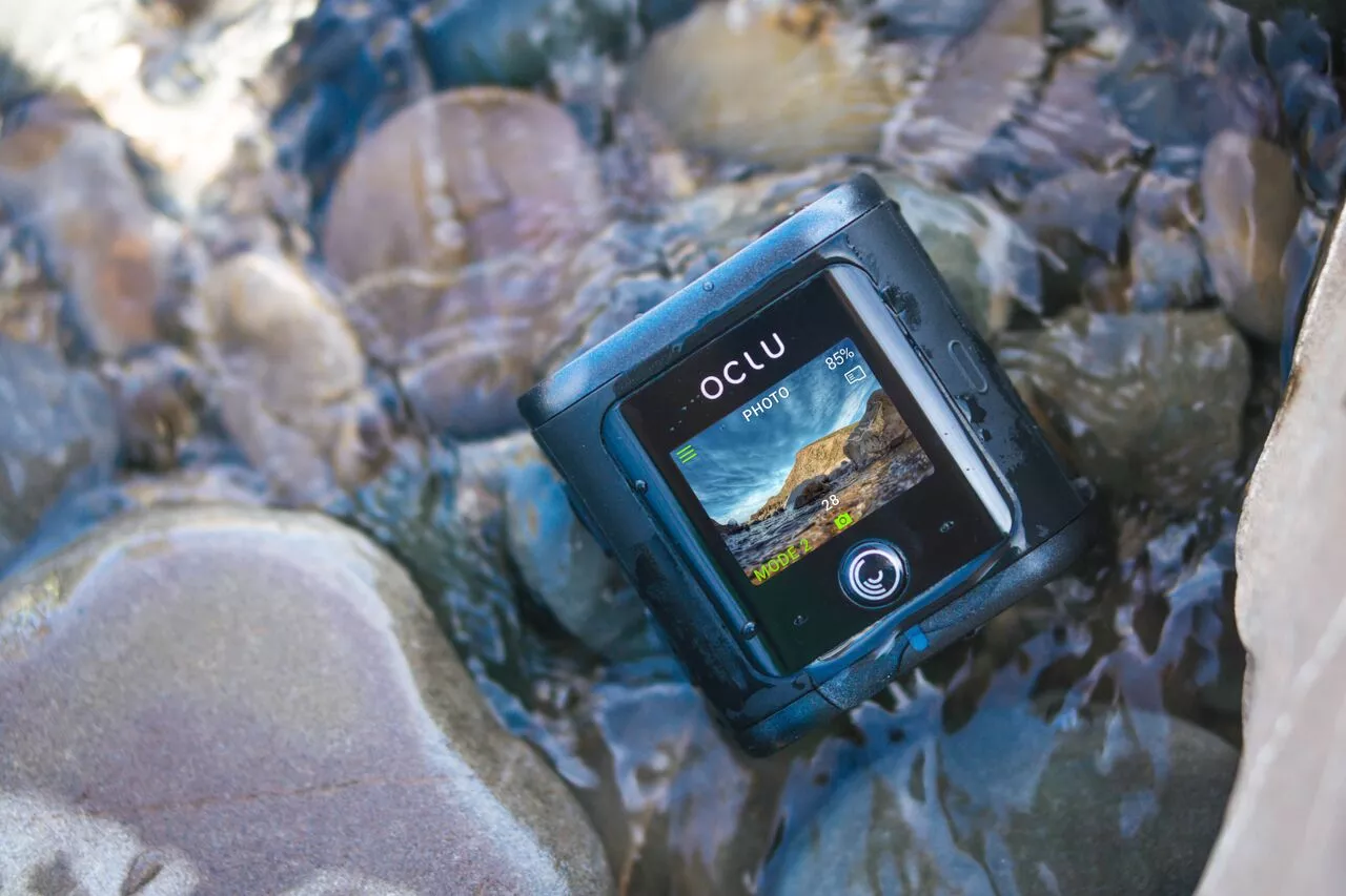 Full color screen on the top of the Oclu makes it easy to frame shots.