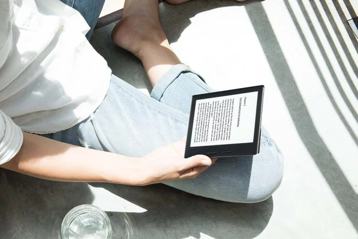The Kindle Oasis has a grip that is intended to make the device easier to hold