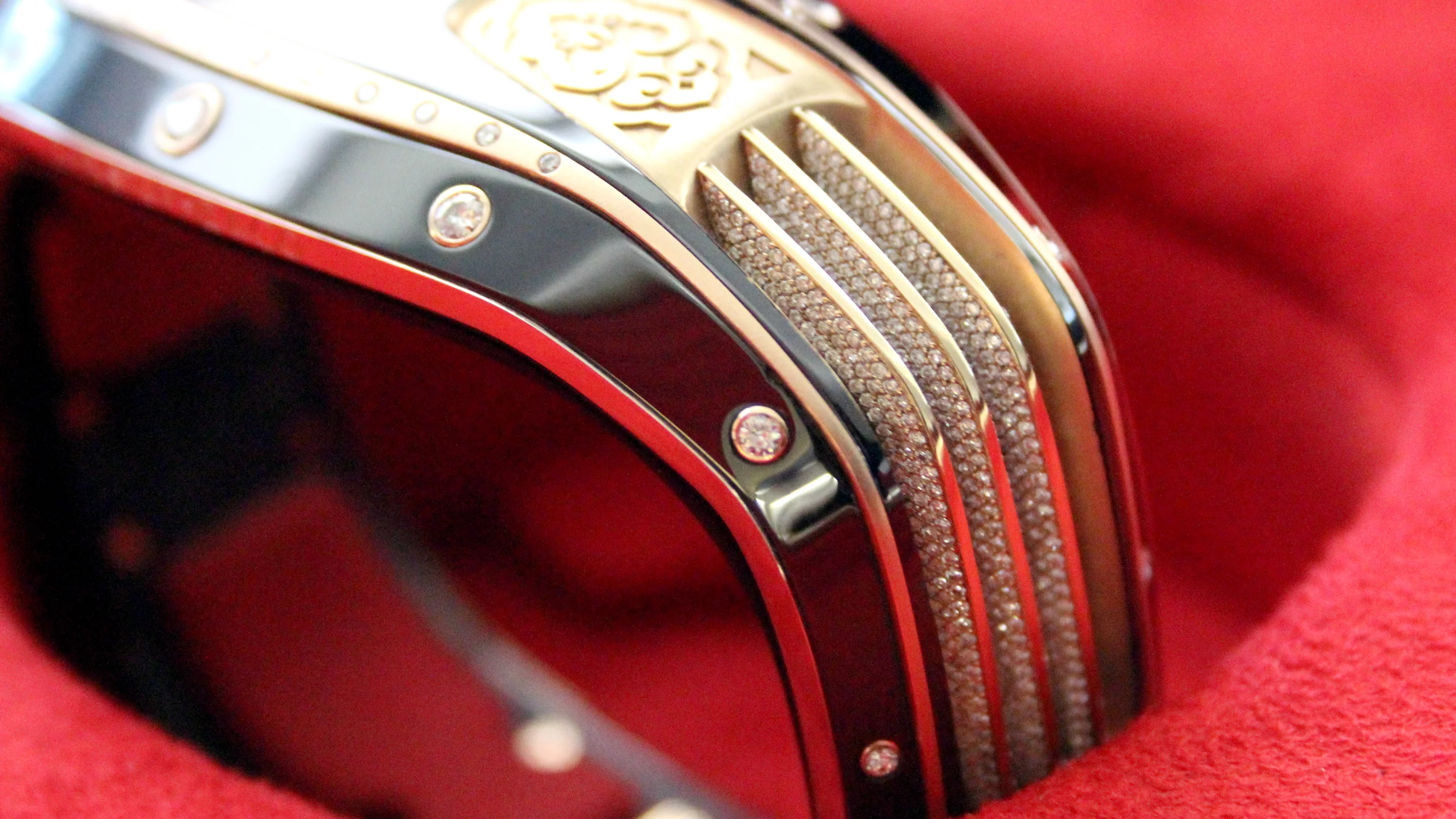 The Apollo Armill that we saw at Baselworld features more than 1,500 micropavé set GVS diamonds. All the gems are fair trade, and each and every one is set by hand under a microscope (Image: Chris Wood/Gizmag)