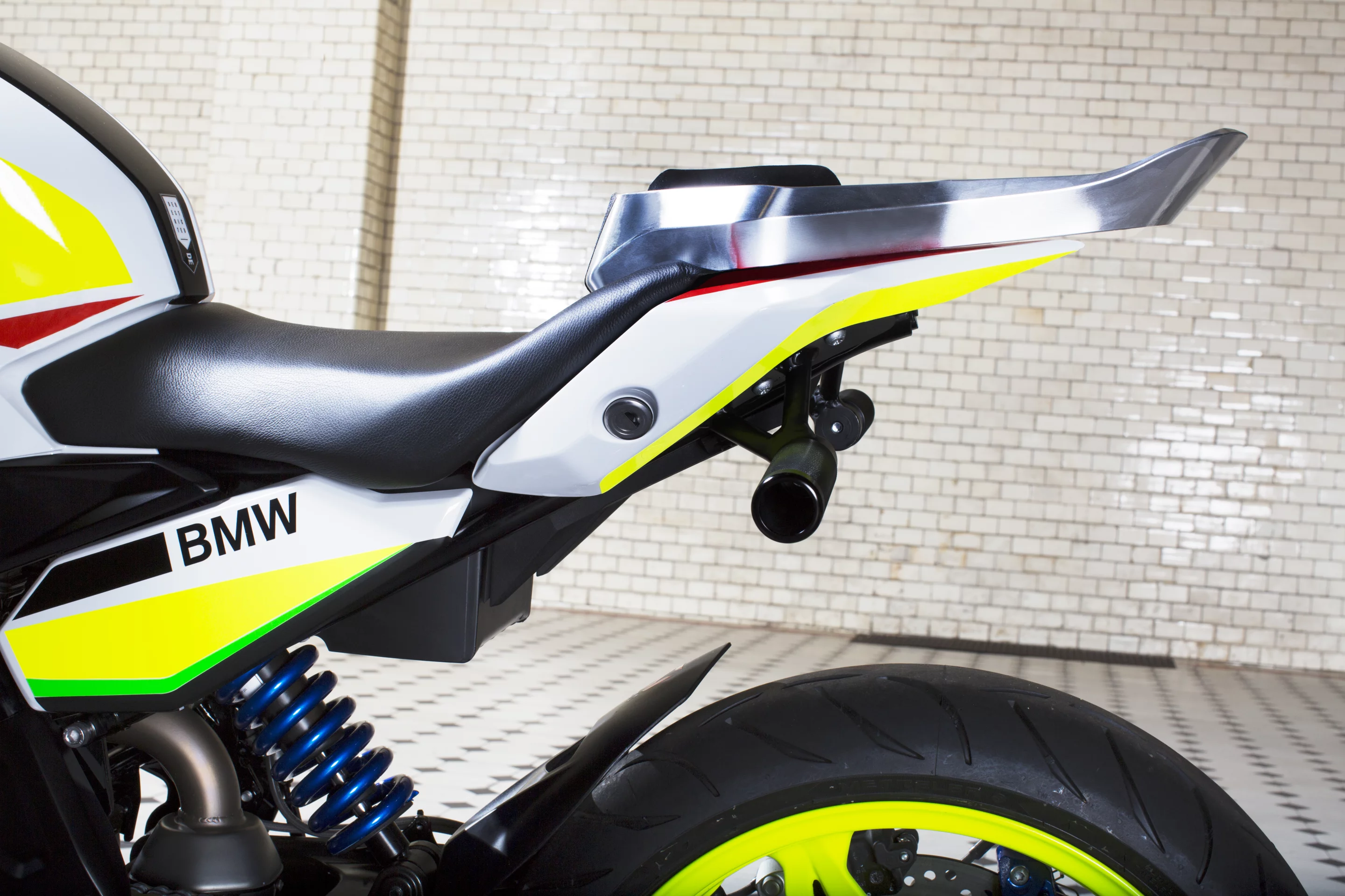 BMW Concept Stunt G 310: extended rear footrests and 12 o'clock bar