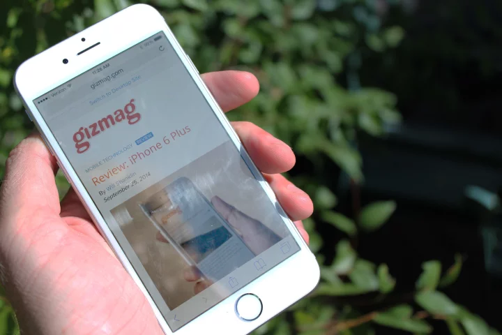 Gizmag reviews Apple's new 4.7-in flagship, the iPhone 6 (Photo: Eric Mack/Gizmag.com)