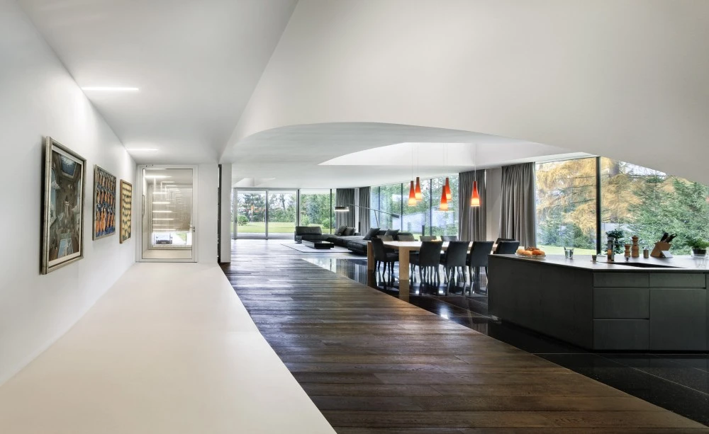 The house measures 990 sq m (10,656 sq ft) spread over two floors (Photo: Juliusz Sokołowski)