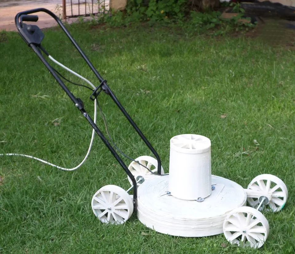 The 3D printer took care of the wheels, frame and covers for the wheels, top and motor, while the motor itself, the blades, handle, switch and wheel shafts were transplanted from an old mower