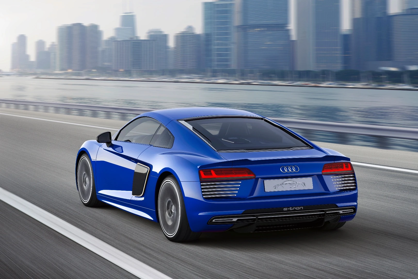 R8 e-tron piloted concept