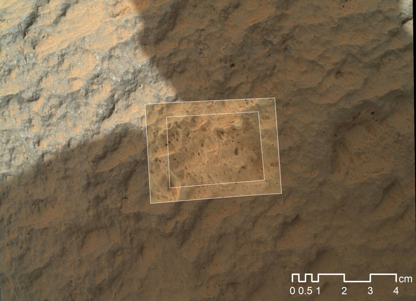 Composite image taken by the MAHLI instrument showing the rock "Jake Matijevic" at different magnifications (Image: NASA/JPL-Caltech/MSSS)