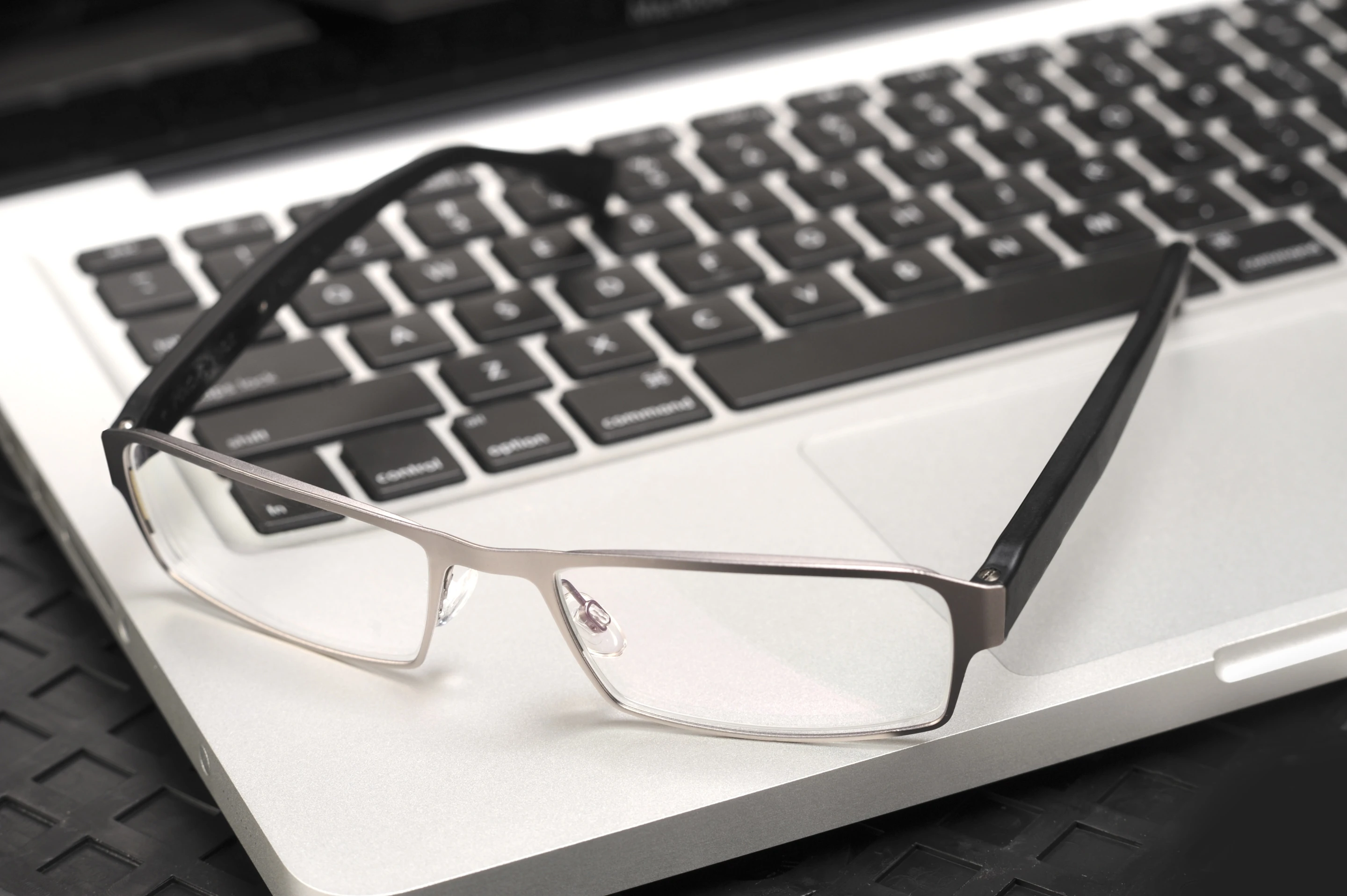 PixelOptics' emPower! electronic focusing glasses