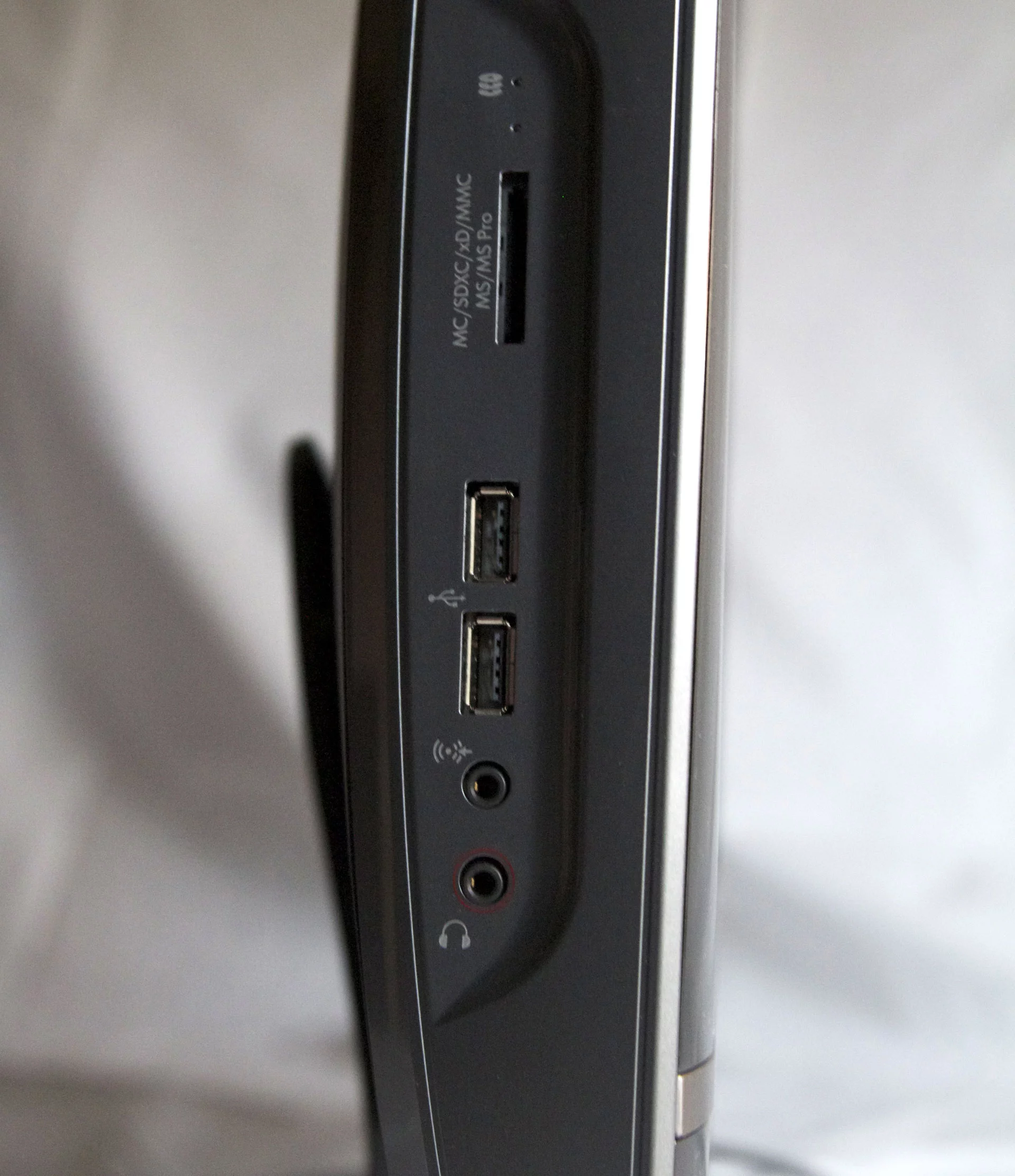 The HP TouchSmart 610-1030a's left side connections