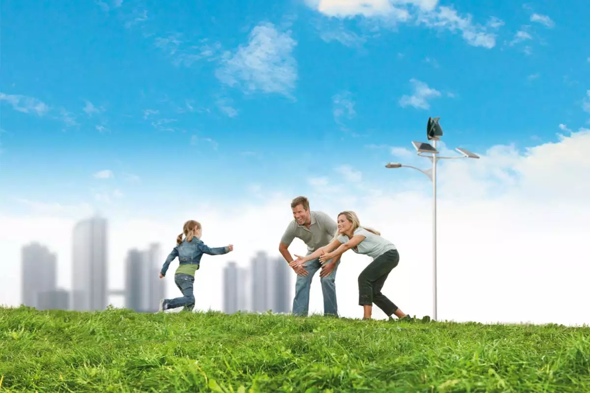 The UPC/Eolgreen streetlights incorporate both solar panels and a wind turbine (Photo: Eolgreen)