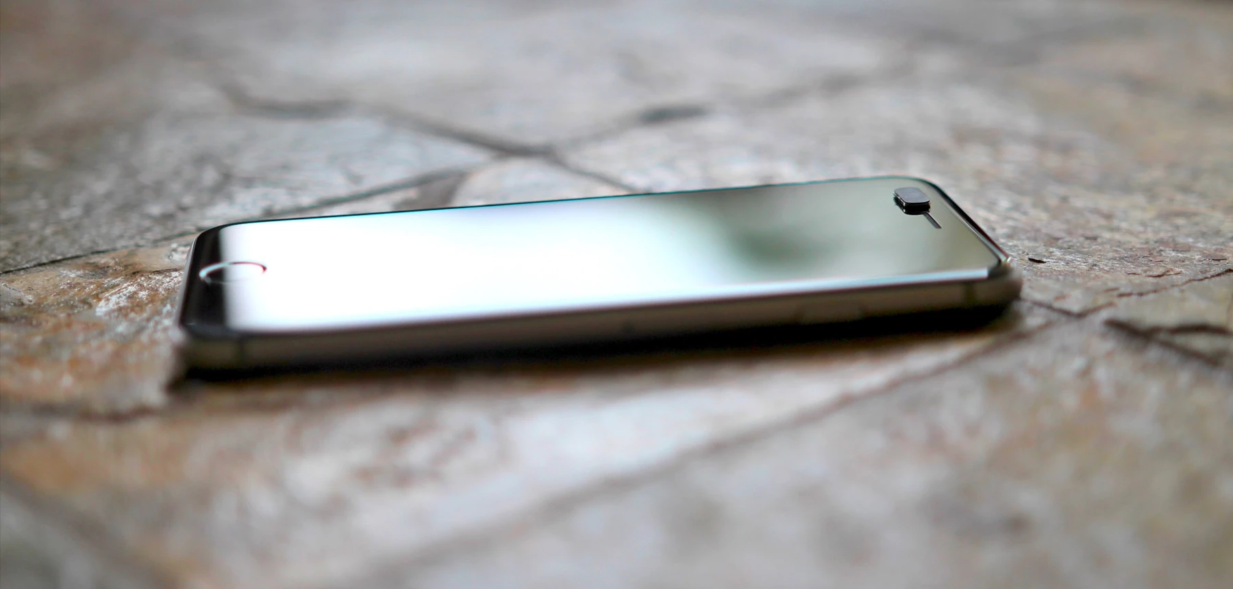 Silicone on both sides ensures that devices are protected from any potential scratches