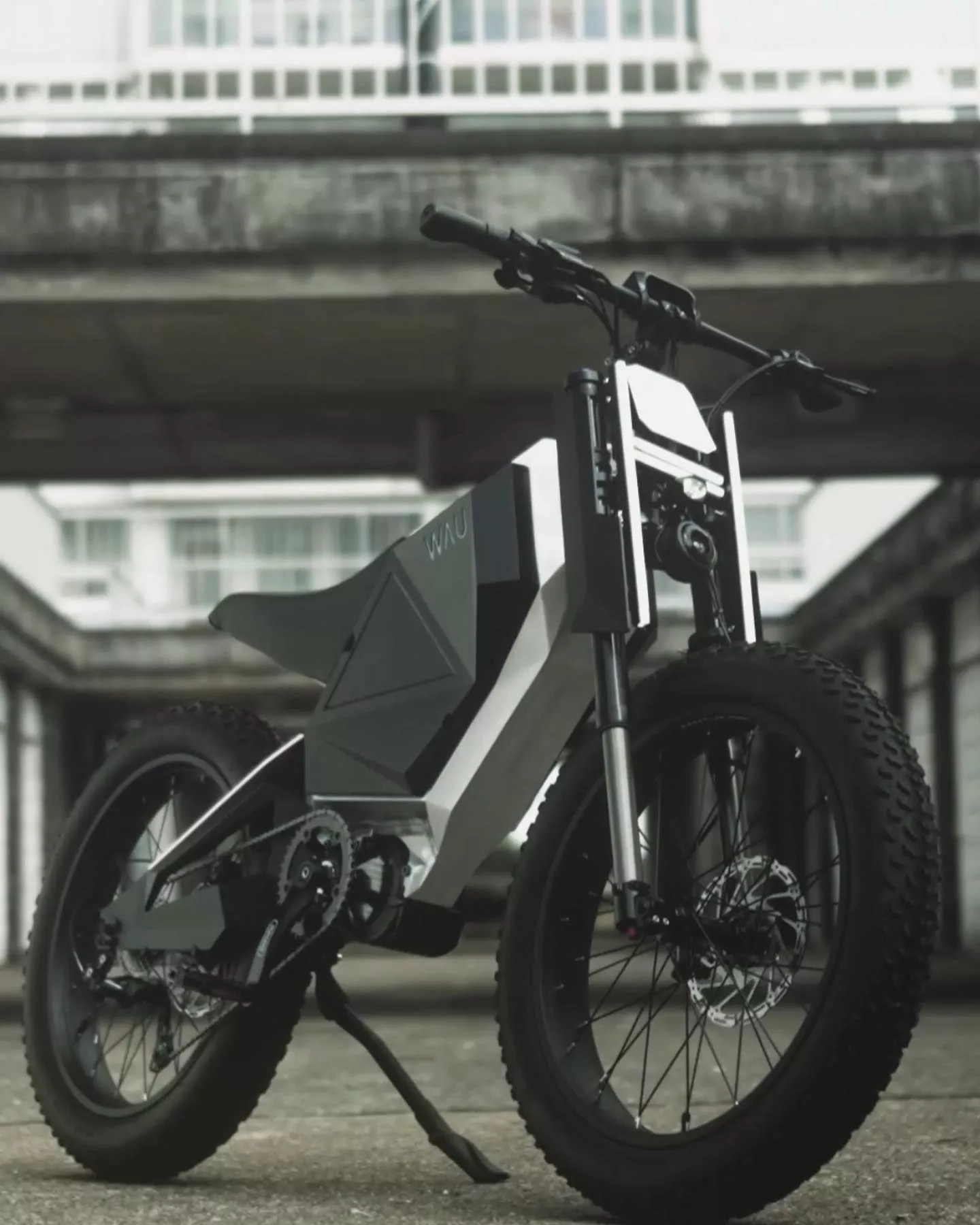 The Cyber features a 6061-T6 frame with space inside for 8 liters of storage