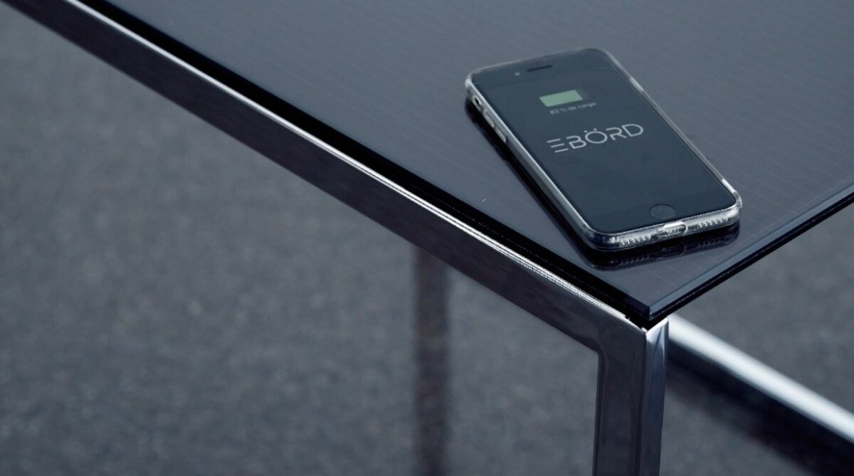 Up to four devices can be placed anywhere on the Ebörd's surface to charge
