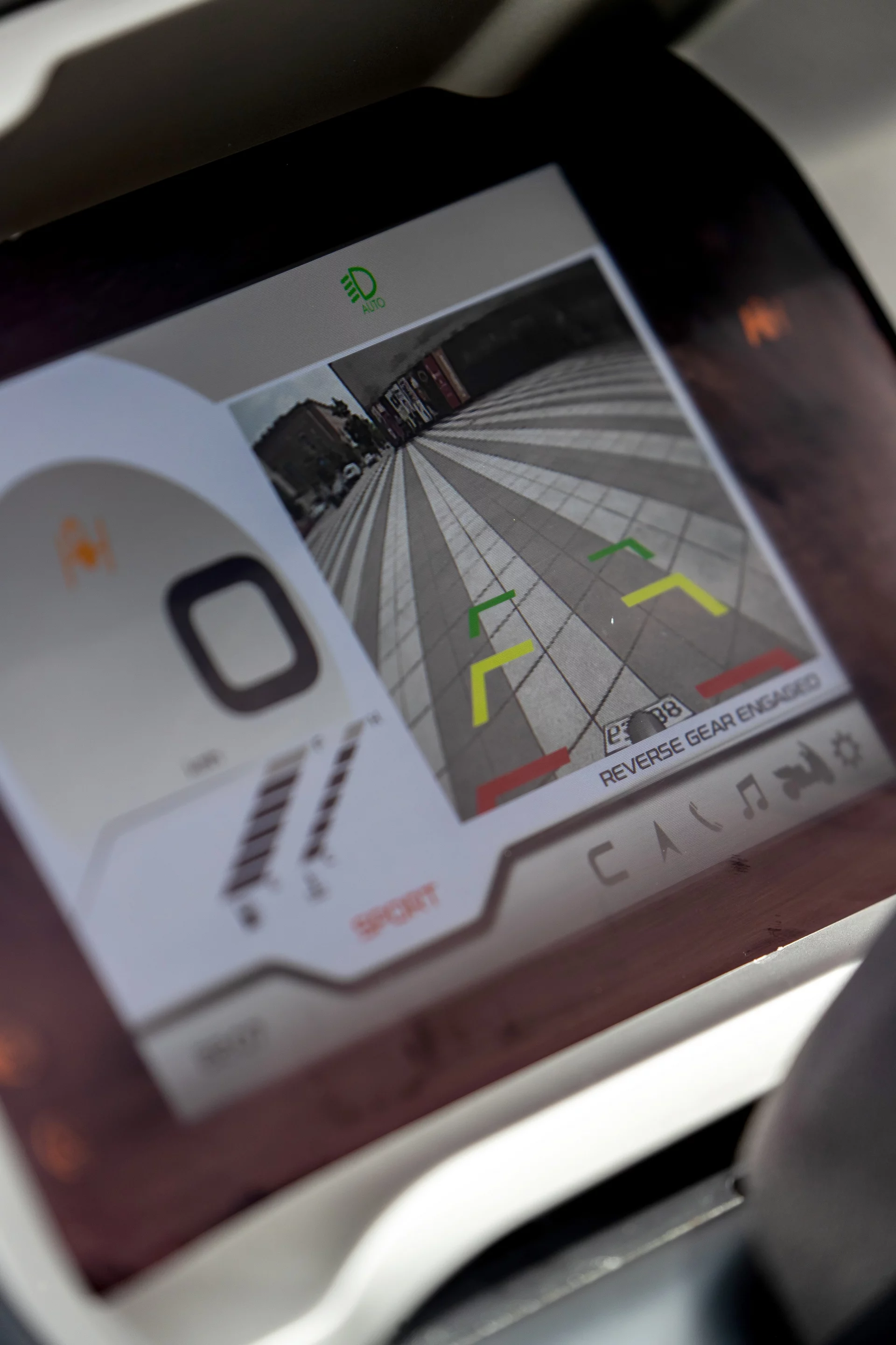 The new 7-inch TFT screen of the 2022 Piaggio MP3 functions just like any automobile's parking assistant