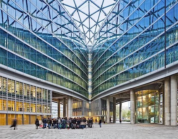 Covered promenade, Palazzo Lombardia, Milan(Photo: Fernando Guerra)