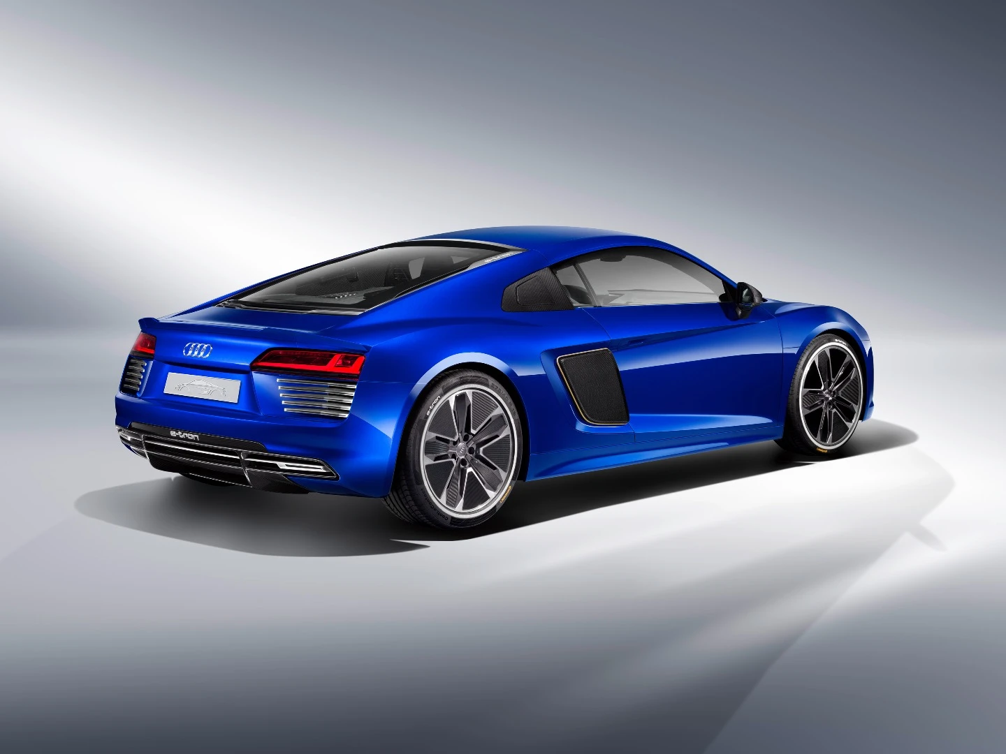 R8 e-tron piloted concept