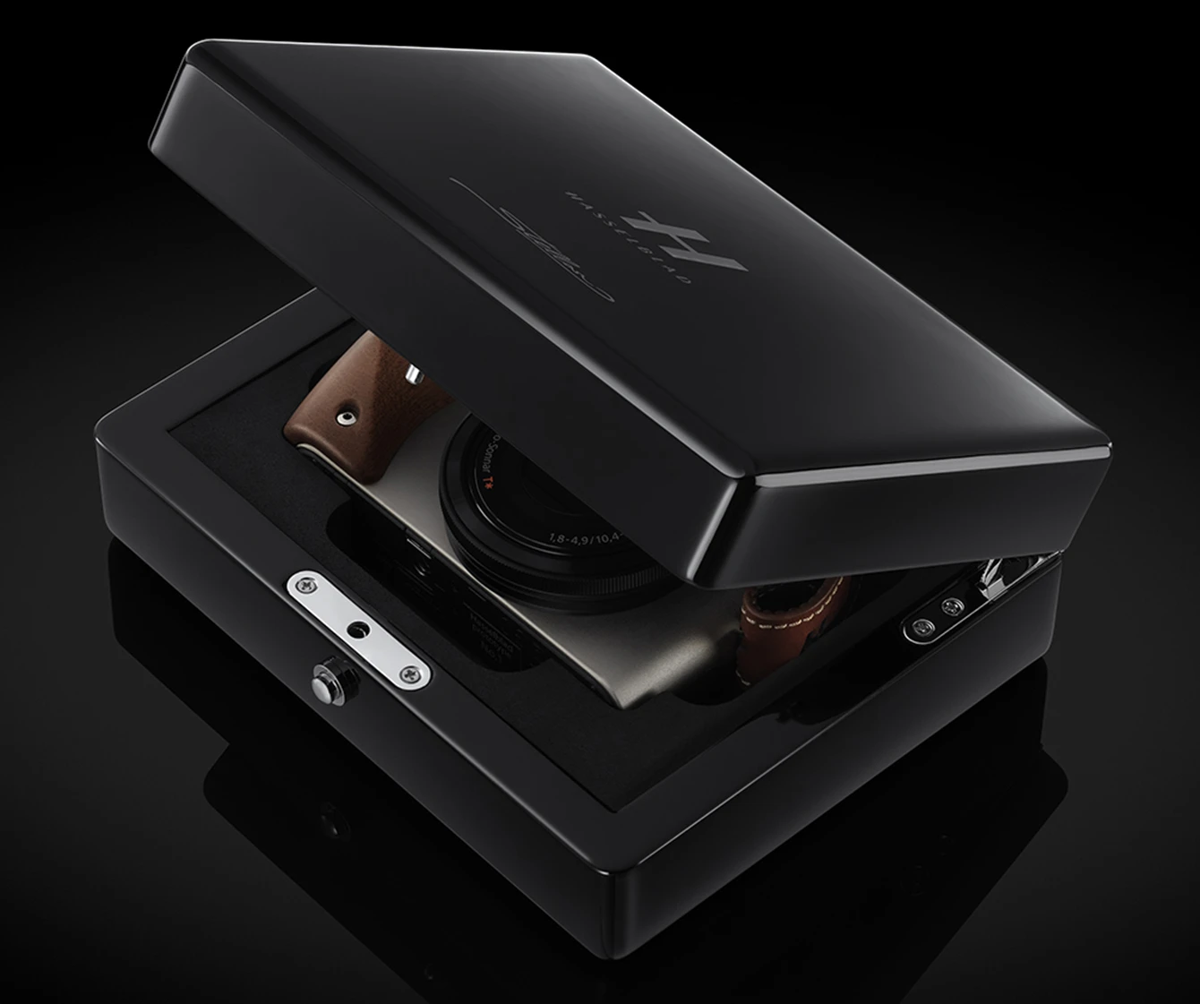 The Hasselblad Stellar will come presented in a jewelry-style box and with a naturally tanned Italian leather wrist strap
