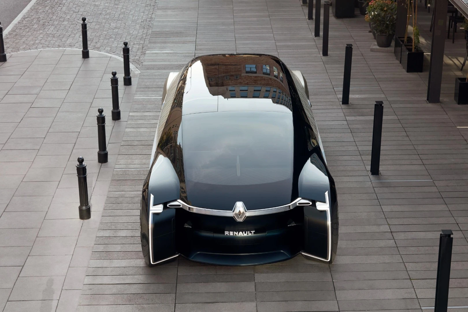 It's unlike any road car before it, but the EZ-Ultimo does wear a very Renault face
