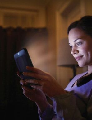 The built-in reading light allows you to enjoy a good book without annoying everyone around you