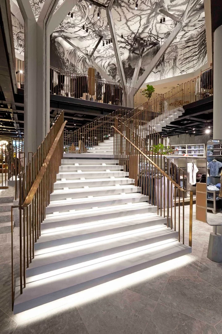 The engineers managed to keep the 1895 facade of the Rømerhus intact while converting the inside into offices and retail space